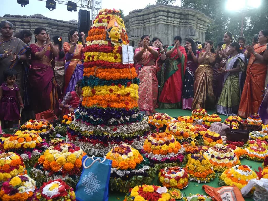 మూడో రోజు ముద్దపప్పు బతుకమ్మ..  ప్రత్యేకత ఏంటో తెలుసా..? 